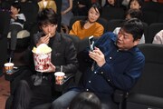 ポップコーンを食べる佐藤健（左）と、佐藤を撮影しようとする本広克行（右）。