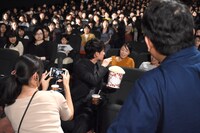 観客に話しかける佐藤健。