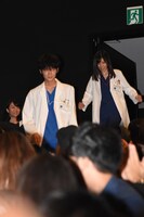 客席後方から登場した綾野剛（左）と松岡茉優（右）。