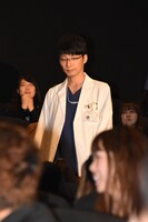 客席を歩く星野源。