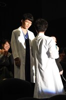 第1話で登場した赤ちゃんを抱っこする綾野剛（右）と笑顔を見せる星野源（左）。