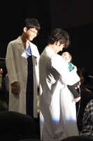 第1話で登場した赤ちゃんを抱っこする綾野剛（右）と笑顔を見せる星野源（左）。