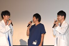 左から綾野剛、大森南朋、星野源。