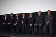 左から大杉漣、ピエール瀧、大森南朋、北野武、西田敏行、松重豊、金田時男。