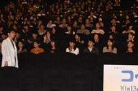 客席を歩く星野源。