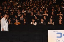 客席を歩く星野源。