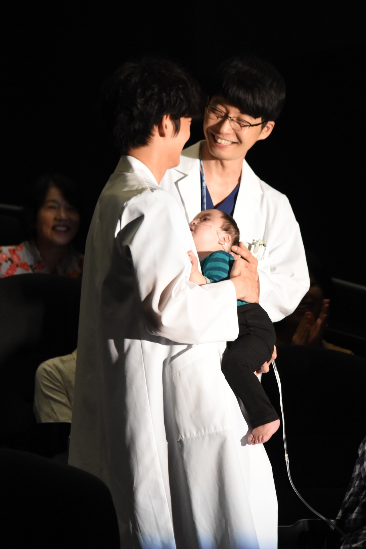 赤ん坊を抱く綾野剛と星野源。