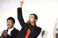 観客を煽る菅田将暉（右）。