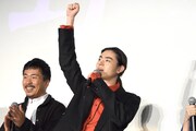 観客を煽る菅田将暉(右)。
