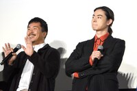 左からヤン・イクチュン、菅田将暉。