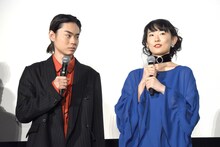 木下あかり（右）の話に、真剣な表情で耳を傾ける菅田将暉（左）。