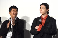 左からヤン・イクチュン、菅田将暉。