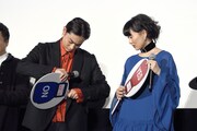札を破壊した菅田将暉(左)と、菅田を心配する木下あかり(右)。