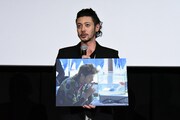 フレディ前村が25歳で死去したことにちなみ、自身が20代半ばに主演を務めた「アカルイミライ」の写真を手にしたオダギリジョー。