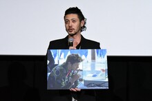 フレディ前村が25歳で死去したことにちなみ、自身が20代半ばに主演を務めた「アカルイミライ」の写真を手にしたオダギリジョー。