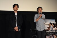 左から松田龍平、黒沢清。