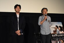 左から松田龍平、黒沢清。