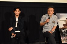 左から松田龍平、黒沢清。