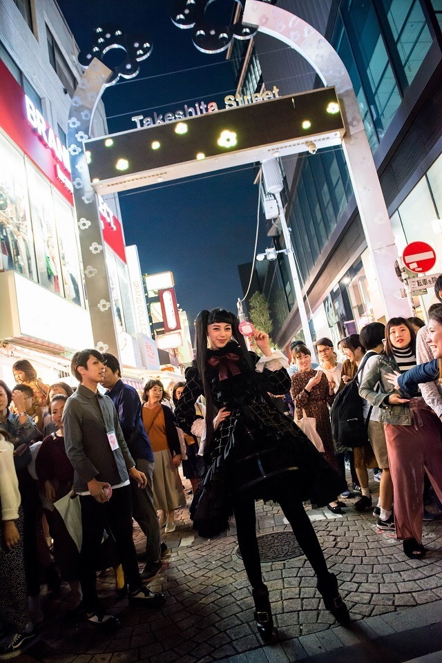 アリスの歌唱衣装を着た中条あやみ（中央）。