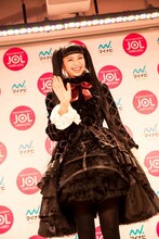 アリスの歌唱衣装を着た中条あやみ。