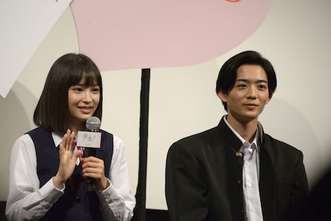 左から広瀬すず、竜星涼。