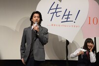健太郎（左）の「俺じゃ駄目？」というセリフを聞き、もだえる広瀬すず（右）。