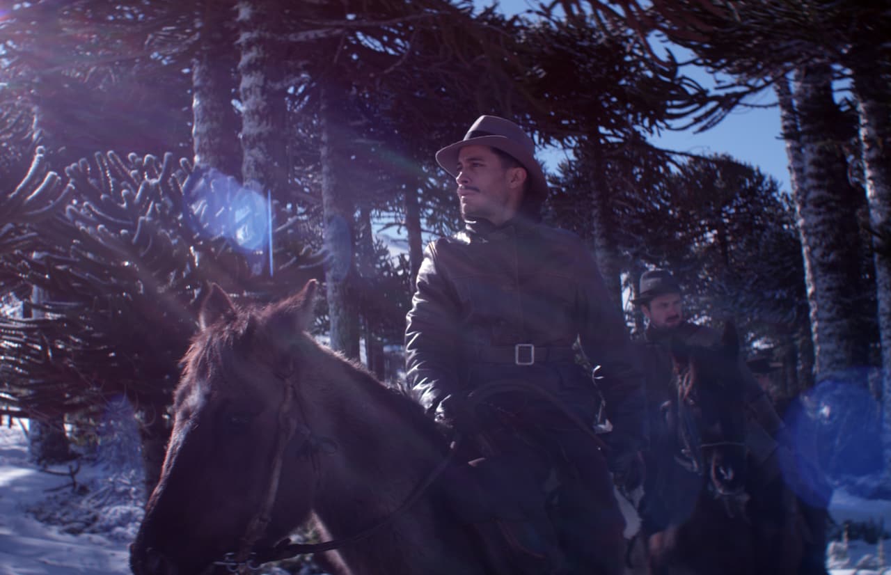 ガエル・ガルシア・ベルナル演じる刑事が執念の追跡、「ネルーダ」予告編