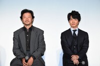 左から浅野忠信、神木隆之介。