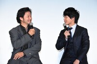 お互いにカフェが好きという話題ではにかみ合う浅野忠信（左）と、神木隆之介（右）。