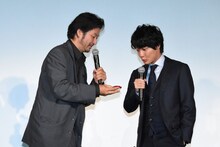 寿司の食品サンプルで小芝居をする浅野忠信（左）と神木隆之介（右）。