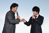 寿司の食品サンプルで小芝居をする浅野忠信（左）と神木隆之介（右）。