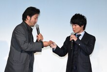 寿司の食品サンプルで小芝居をする浅野忠信（左）と神木隆之介（右）。