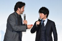 寿司の食品サンプルで小芝居をする浅野忠信（左）と神木隆之介（右）。