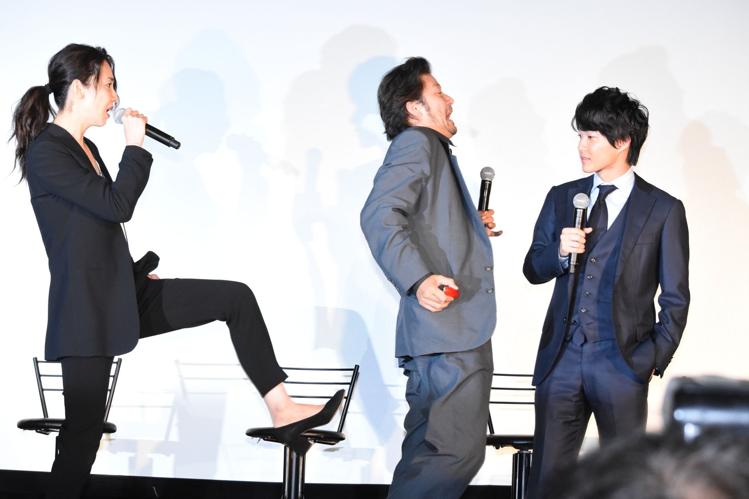稲森いずみ（左）に蹴りを入れられた浅野忠信（中央）。