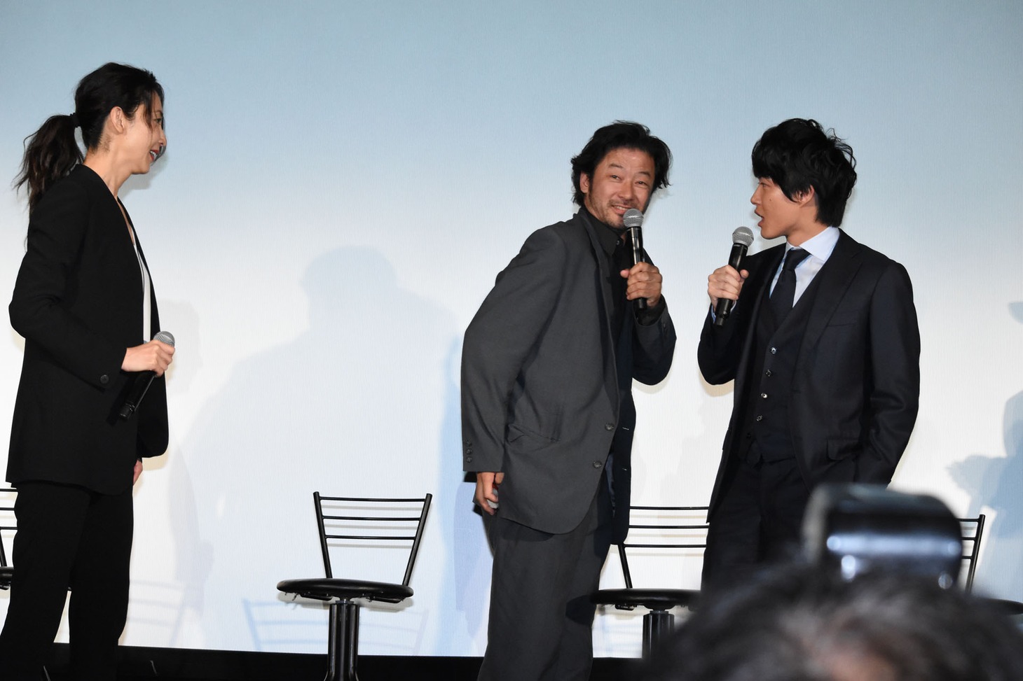 稲森いずみ（左）に蹴りを入れられた浅野忠信（中央）。