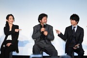 「この中で一番ゆがんでいる人は?」と聞かれ、一斉に浅野忠信(中央)を指差す登壇者たち。