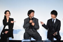 「この中で一番ゆがんでいる人は？」と聞かれ、一斉に浅野忠信（中央）を指差す登壇者たち。