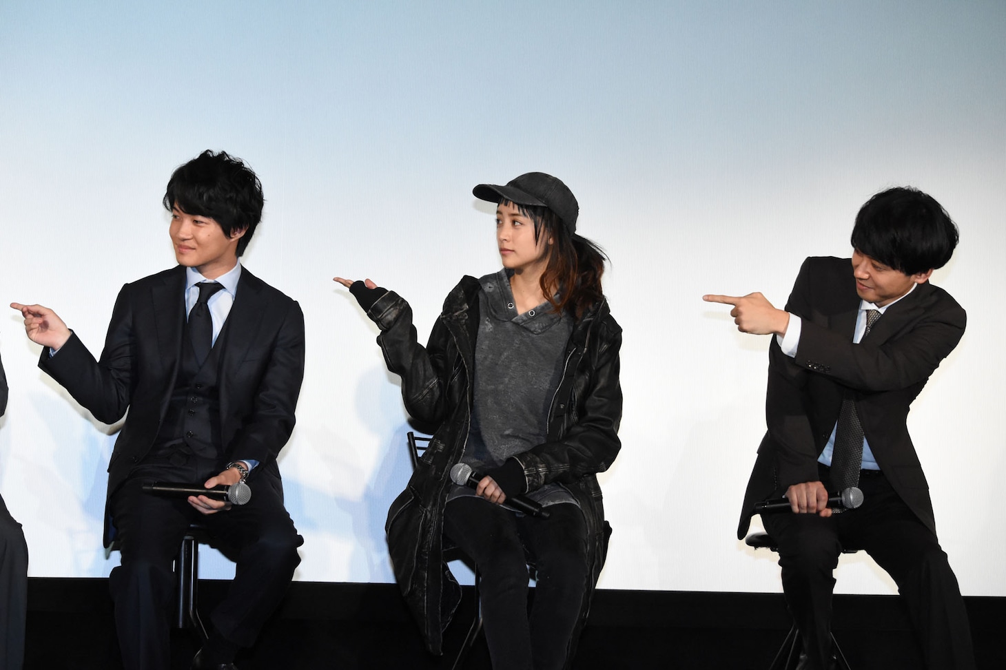 「この中で一番ゆがんでいる人は？」という質問に、指を差して答える登壇者たち。