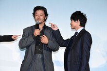 「この中で一番ゆがんでいる人は？」と聞かれ、至近距離で浅野忠信（左）を指差す神木隆之介（右）。