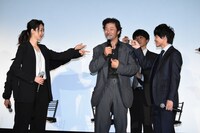 「この中で一番ゆがんでいる人は？」という質問に、指を差して答える登壇者たち。