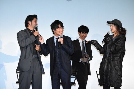 「この中で一番ゆがんでいる人は?」という質問で、山本美月(右)に指差され、驚く神木隆之介(中央左)。