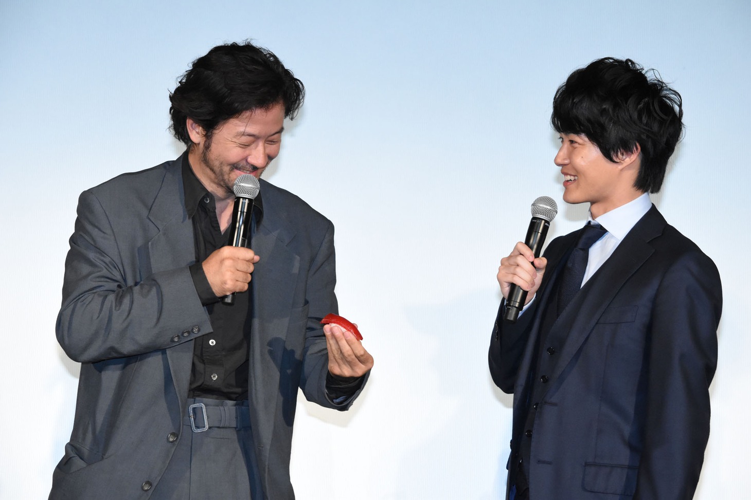 再び食品サンプルを取り出し、神木隆之介（右）に「なんで出すんですか！」と注意された浅野忠信（左）。