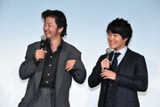 左から浅野忠信、神木隆之介。