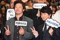 左から浅野忠信、神木隆之介。