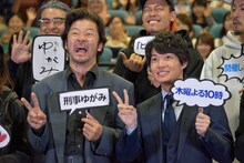 左から浅野忠信、神木隆之介。