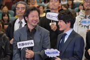 左から浅野忠信、神木隆之介。