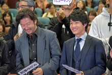 左から浅野忠信、神木隆之介。