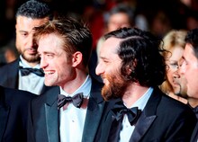 第70回カンヌ国際映画祭に参加したロバート・パティンソン（左）。