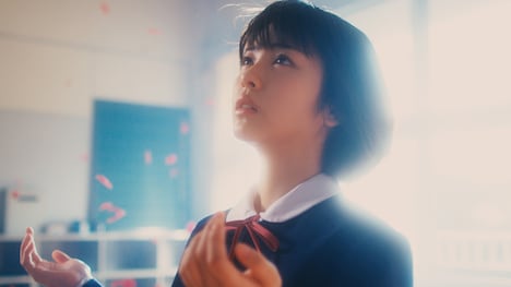 「花の唄」ミュージックビデオより。