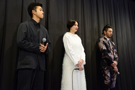 左から太賀、臼田あさ美、オダギリジョー。